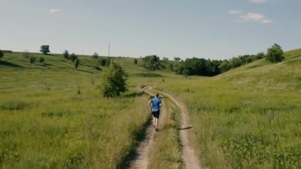 Man op het platteland en drone volgen beelden van luchtaanvallen.. — Stockvideo