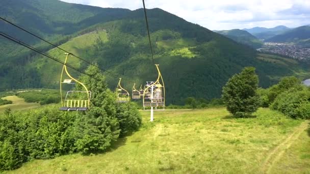 Impianti di risalita via cavo con vista sulla montagna — Video Stock