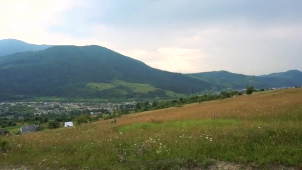 Vista na montanha e pequena aldeia — Vídeo de Stock