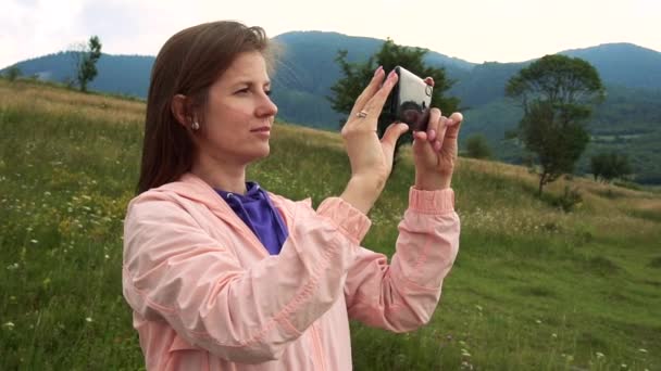 Mulher fazendo fotos de beleza vista da natureza — Vídeo de Stock