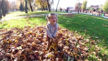küçük kız atma sonbahar yaprakları