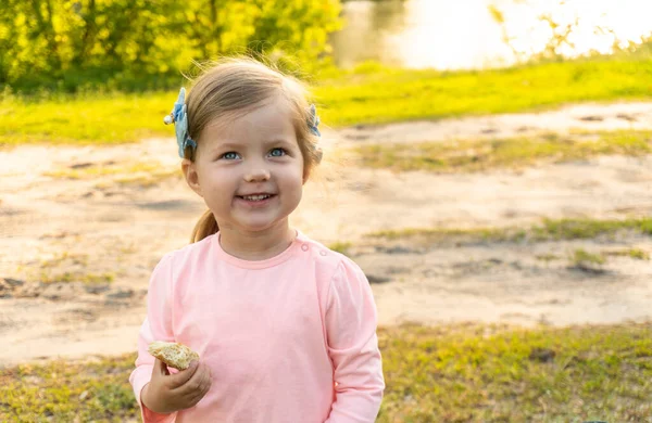 Leende glad liten flicka i sommar utomhus — Stockfoto