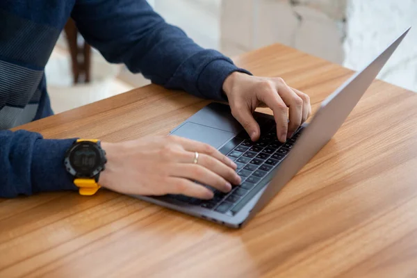Вид крупным планом на руках человека, работающего на ноутбуке. — стоковое фото