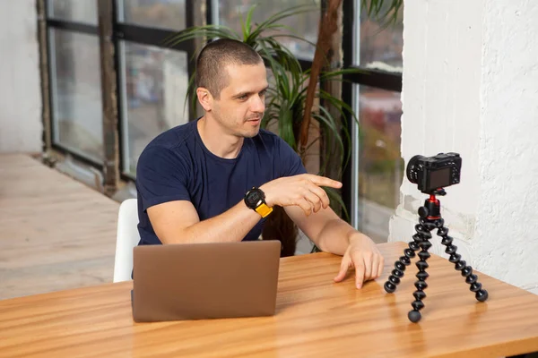 Homem blogueiro filmando novo vídeo para o seu canal — Fotografia de Stock