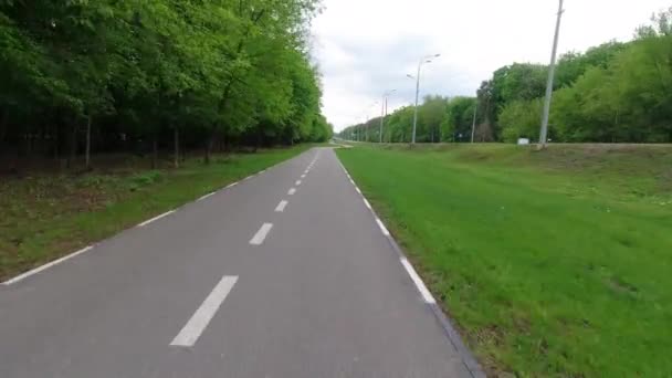 도시 공원에서 자전거를 타는 사람들을 위한 도로를 바라봄. — 비디오