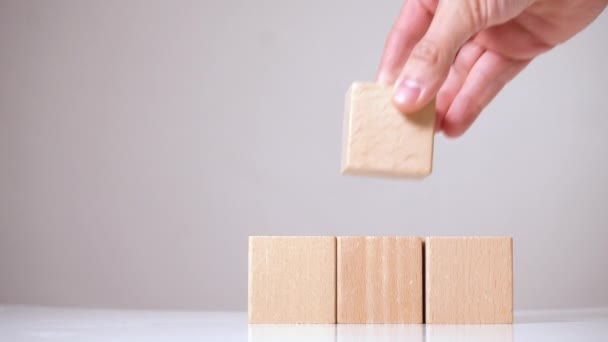 Hombre construyendo alguna estructura de cubos de madera — Vídeos de Stock