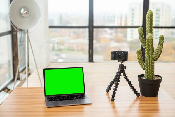 Laptop s chromakey zelenou obrazovkou a fotoaparátem na stativu — Stock fotografie