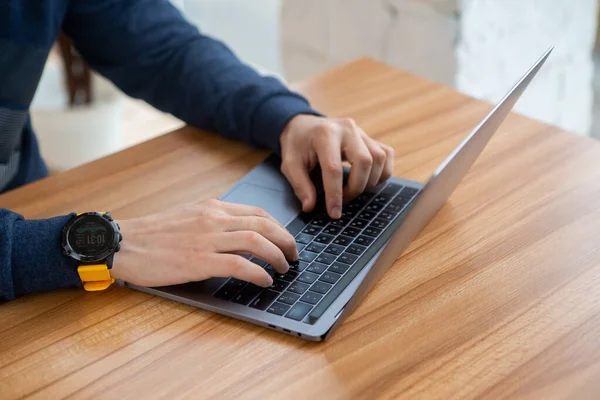 Hand van man en laptop. Werken vanuit huis. — Stockfoto