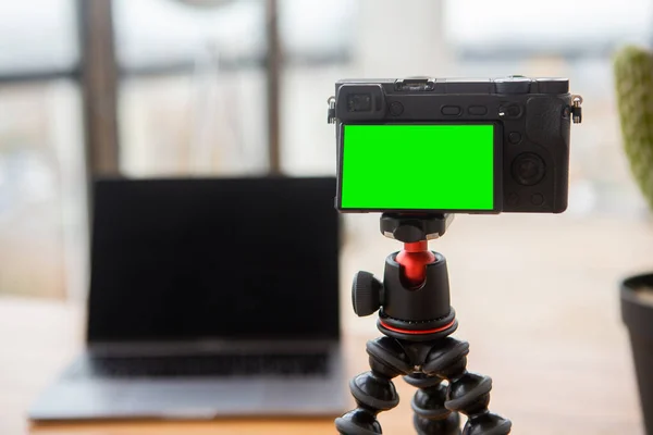 带有绿色屏幕和笔记本电脑的相机，用于视频博客 — 图库照片