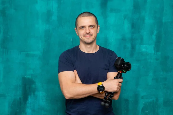 Mann filmt, bloggt oder fotografiert mit Kamera — Stockfoto