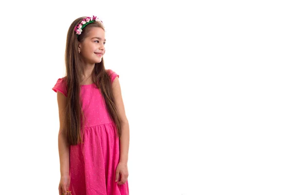 Linda niña en vestido rosa en fondo blanco — Foto de Stock