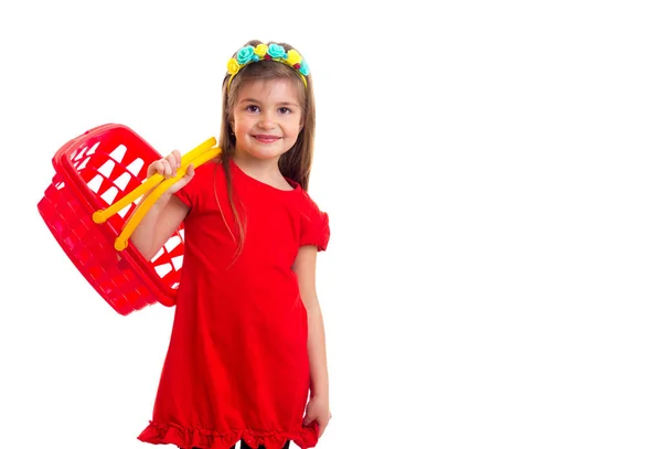 Alışveriş sepetli kırmızı elbiseli küçük kız. — Stok fotoğraf