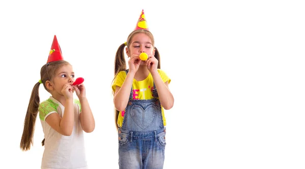 Αστεία δύο κορίτσια φίλοι με διακοσμήσεις γενεθλίων ή πάρτι — Φωτογραφία Αρχείου