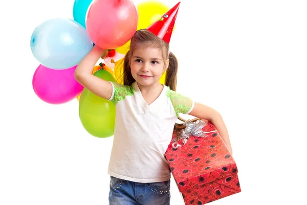 Kleines glückliches Mädchen feiert Geburtstag mit Luftballons und roter Schachtel mit Geschenk — Stockfoto