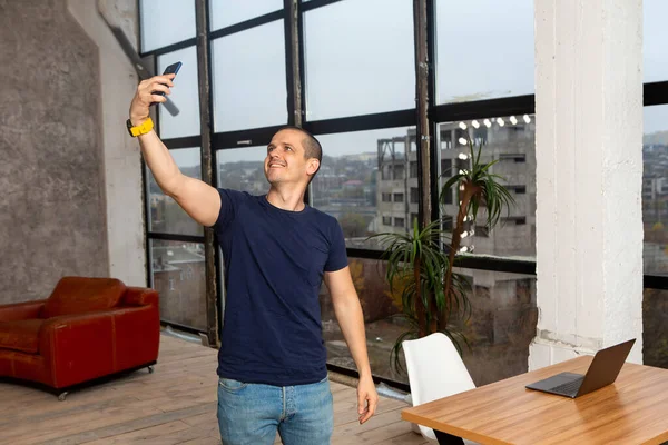 Homme faisant selfie à la maison ou au bureau de coworking. — Photo