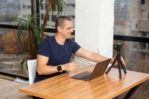 Hombre video blogger filmándose en casa — Foto de Stock