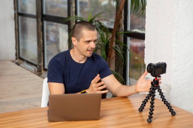 Video bloğu veya kanalı için video çeken adam