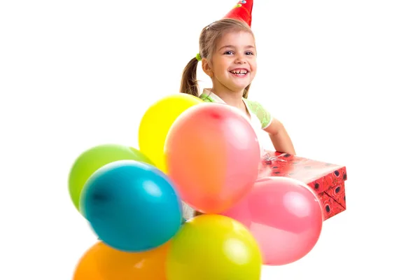 Piccola ragazza allegra che festeggia il compleanno con palloncini multicolori — Foto Stock