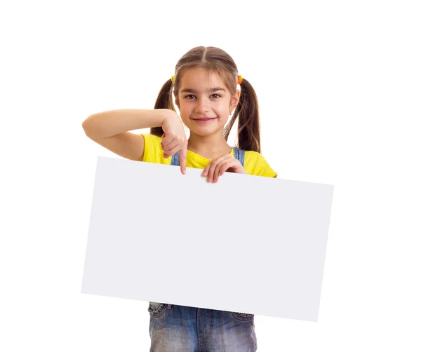 Klein meisje in geel t-shirt met wit leeg bordje — Stockfoto