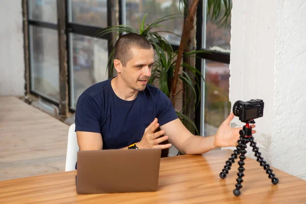 Homem fazendo vídeo para o seu vídeo blog ou canal — Fotografia de Stock