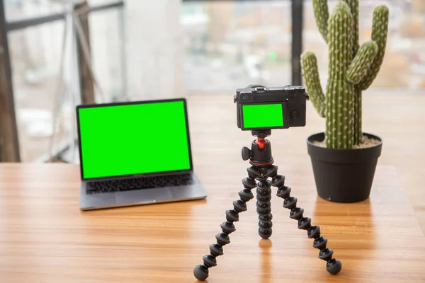 Configuração de vídeo blogger. Laptop e câmera no tripé — Fotografia de Stock