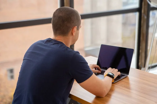 Mann arbeitet von zu Hause oder im Büro am Laptop — Stockfoto