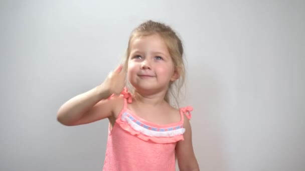 Niña de 4 años en vestido rosa posando aislada sobre fondo blanco — Vídeos de Stock