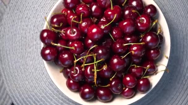 Cuenco giratorio rápido de cerezas dulces sobre la mesa. — Vídeos de Stock