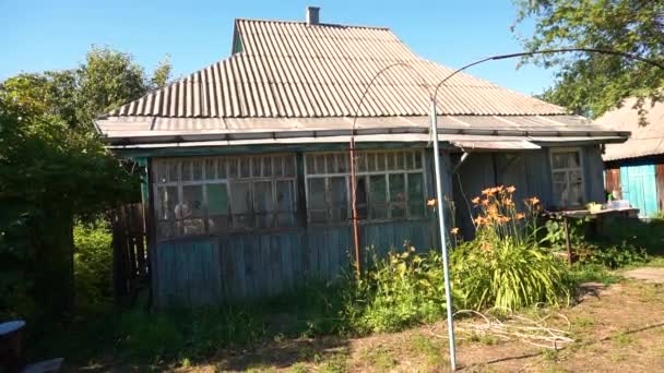 Hagyományos régi stílusú vidéki ház kis faluban. — Stock videók
