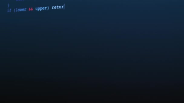 Programmeur codage sur écran d'ordinateur d'un ingénieur développant une application logicielle.