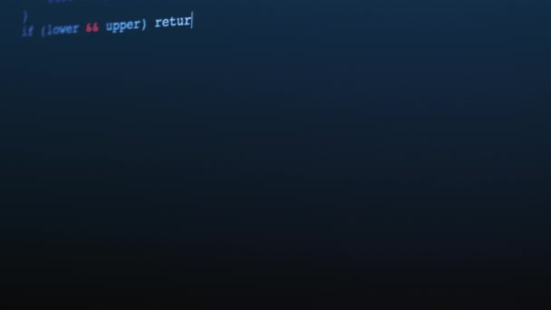 Programátorské kódování na obrazovce počítače inženýra vyvíjejícího softwarovou aplikaci. — Stock video