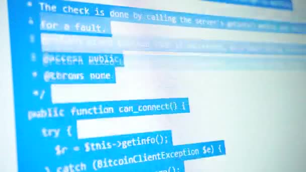 Κύλιση επιλεγμένου κώδικα υπολογιστή πάνω από την οθόνη του φορητού υπολογιστή. — Αρχείο Βίντεο