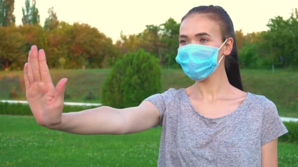 Donna in maschera medica è spettacolo stop gesto a mano. — Video Stock