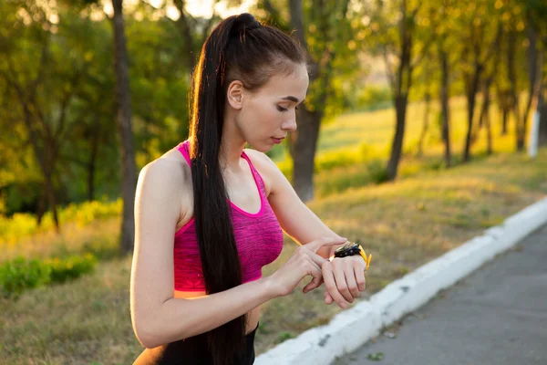 Женщина проверяет фитнес и отслеживает состояние здоровья носимое устройство — стоковое фото