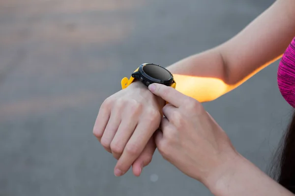 Vista de cerca en la mano de la mujer y el monitor de salud fitness reloj portátil —  Fotos de Stock