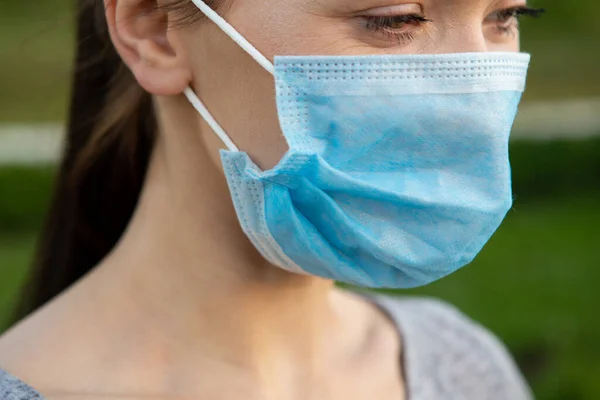 Nahaufnahme von Schöne Frau in einer medizinischen Maske — Stockfoto