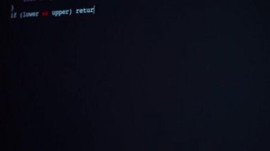 Şifrelenmiş uzun yazma programı güvenlik hackleme kodu siyah ekran üzerinde.