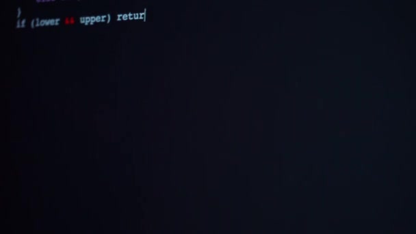 Κρυπτογραφημένη γρήγορη μακρά πληκτρολόγηση κώδικα hacking ασφάλειας προγραμματισμού στη μαύρη οθόνη. — Αρχείο Βίντεο