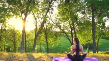 Kız halıya oturup zen meditasyonu yapıyor..