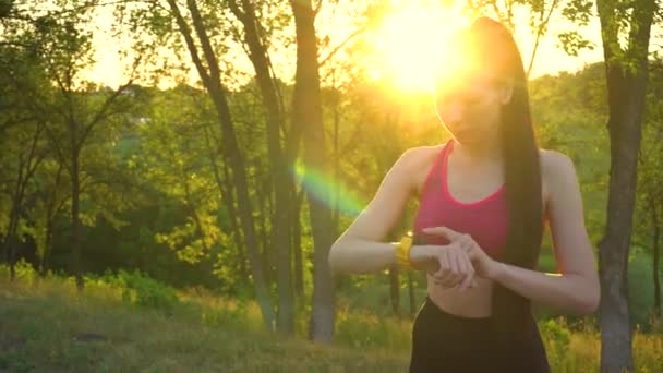 Vrouw controleren fitness en gezondheid tracking draagbare apparaat. — Stockvideo