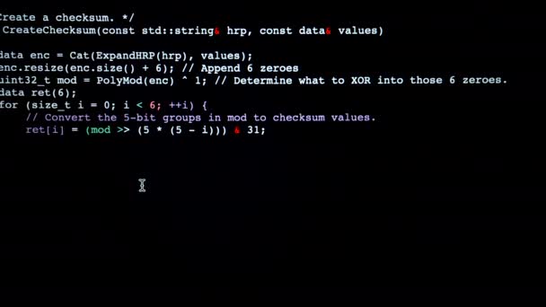 Pemrograman kode berjalan ke bawah sebuah terminal layar hitam komputer — Stok Video