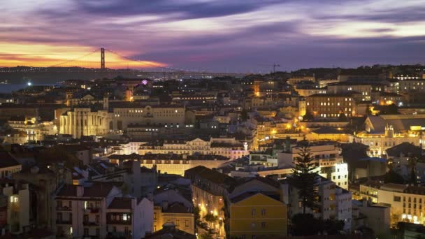 Buenas noches Lisboa, Portugal. Panorámica después del atardecer — Vídeo de stock