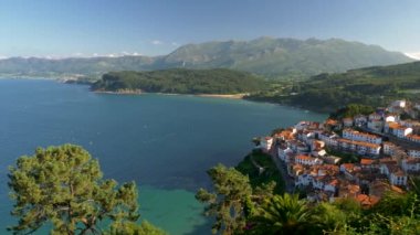 Lastres, Asturias, İspanya'nın gün batımı görünümü kaydırma. 4k, Uhd