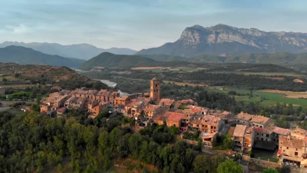 Zonsondergang luchtfoto van Aínsa - bergdorp in de bergen van Aragon, Spanje. 4k Uhd — Stockvideo