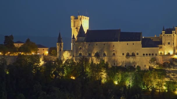 Segovia, Spanje. Panning shot van de nacht van Segovia Alcazar. Castilla y Leon — Stockvideo