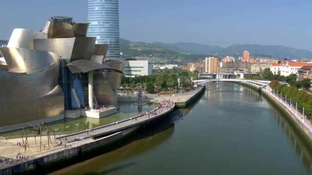 Letecký snímek posouvání Bilbao a Guggenheimovo muzeum, Baskicko, Španělsko. UHD, 4k — Stock video