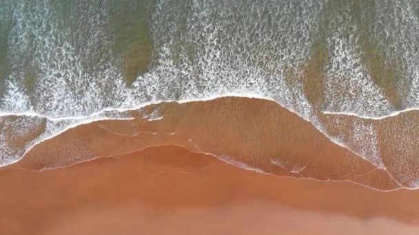 Plage de sable vide avec vagues océaniques. Vue aérienne du haut vers le bas. UHD, 4K 