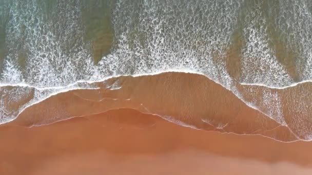 Playa de arena vacía con olas del océano. Vista aérea de arriba hacia abajo. UHD, 4K — Vídeo de stock