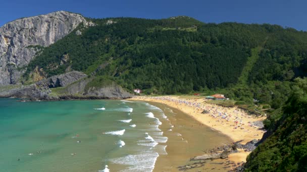 Piękny biały piasek plaży Playa de Laga. Północnym wybrzeżu Hiszpanii, kraju Basków. 4k Uhd — Wideo stockowe