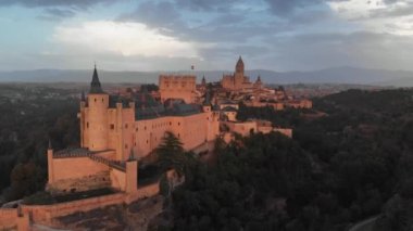 Segovia, İspanya'nın havadan görünümü. Segovia Alcazar. Castilla y Leon